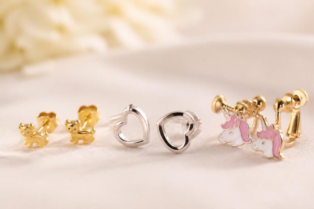 découvrez notre sélection de boucles d'oreilles pour enfants : modèles en or, en argent ou sans trou, alliant confort et sécurité pour les plus jeunes.